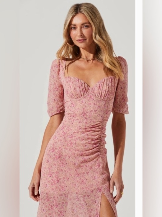 Astr Dresses & Skirts - Astr the Label- Pink Floral Sweetheart Midi Dress- never worn- XS